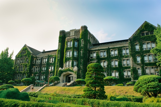 Yonsei University campus covered in plants. 